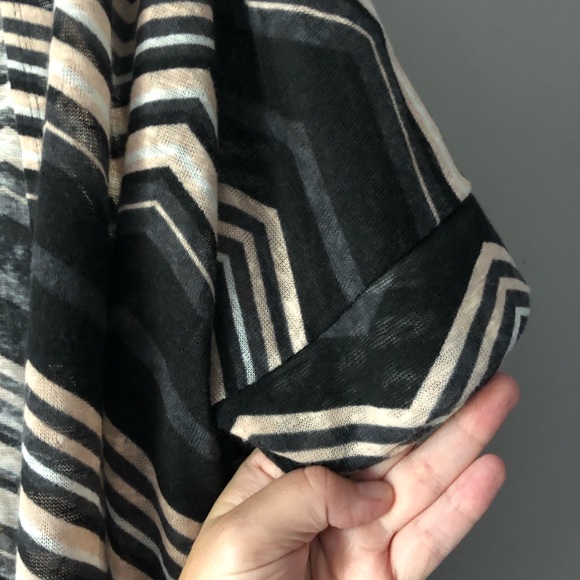 Torrid size 1 chevron short sleeve cardigan - Picture 3 of 6